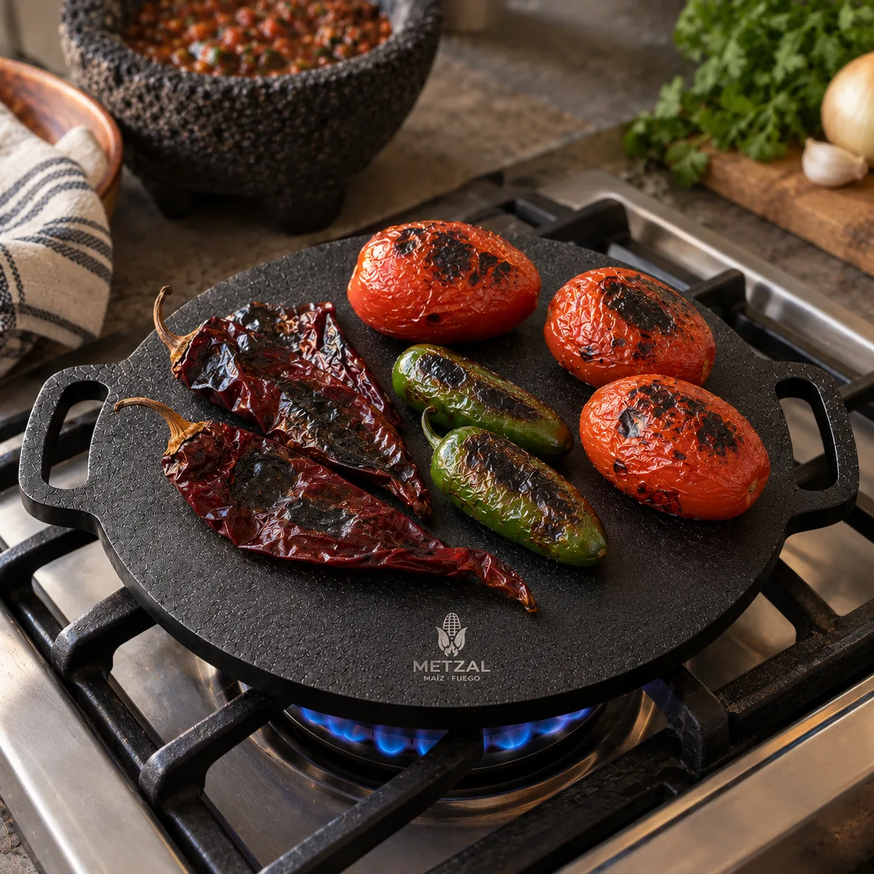 Chiles y jitomates tatemándose en el comal METZAL